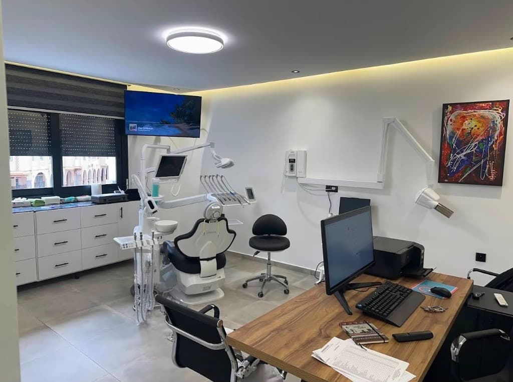 Salle de soins du cabinet, fauteuil et équipement